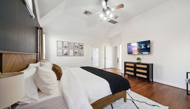 Texas Themed Modern Spacious Getaway w/Hot Tub & Games - PETS - Mid Term Stays