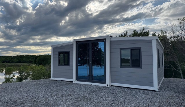 TH1-Enjoy the serenity of the lake in the comfort of this 2 bedroom tiny home.