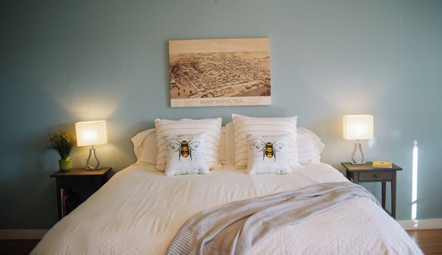 The Beehive Room: Country Charm 5 mi from Bois D’arc Lake, fast WiFi - Rest!