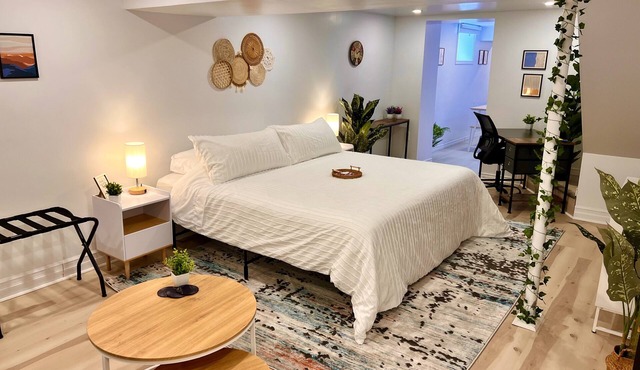 The Boho Oasis: Spacious Deluxe Apartment, Close to All Amenities, Safe & Quiet