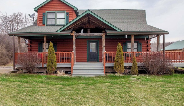 The Cabin located in the Finger Lakes Region is central to Watkins Glen, Penn Yan and Hammondsport