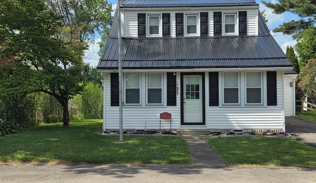 The Cherry Pitt-Cozy 6 bedroom cottage in peaceful Conneaut Lake w/water access.
