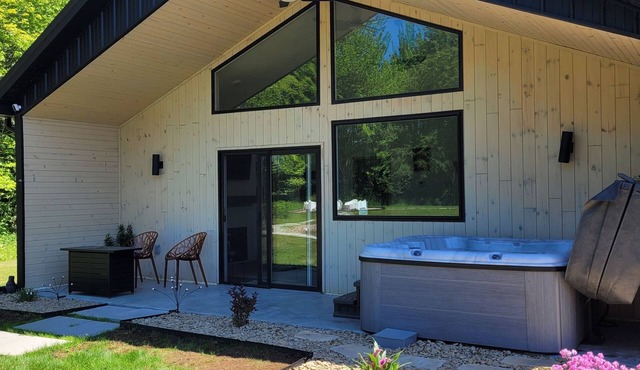 The Cork Cottages Unit 3 Hot Tub, Arcade, 2 Queen, 2 Bath, New and Modern