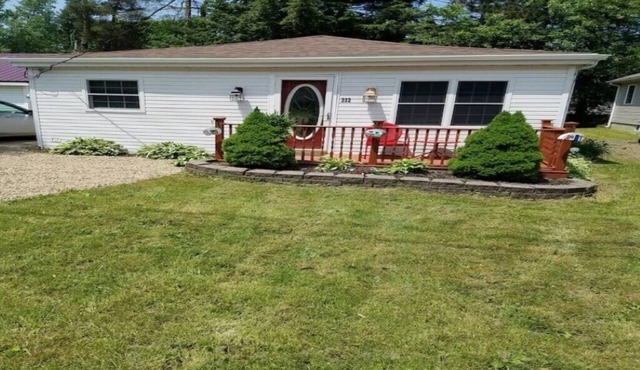 The Cove, cozy cottage by Edinboro Lake