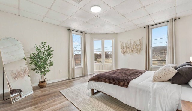 The Cozy Emerald Stay 5 Minutes to Downtown