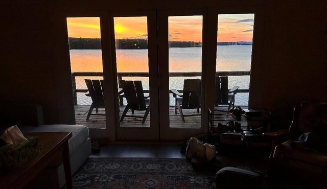 The Crooked Nook 2-bedroom waterfront cabin in brilliant Rockwood with WiFi