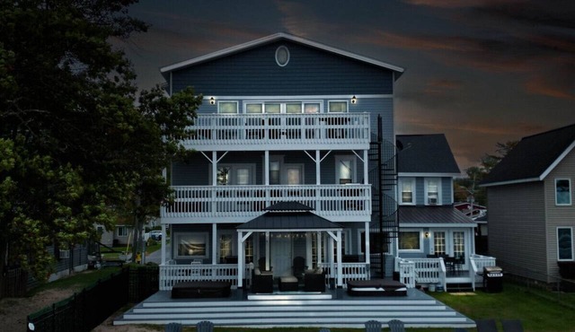 The Double Decker | Historic Oneida Lakefront Condo 2