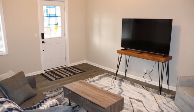 The Geneva Getaway- remodeled apartment walking distance from downtown Geneva