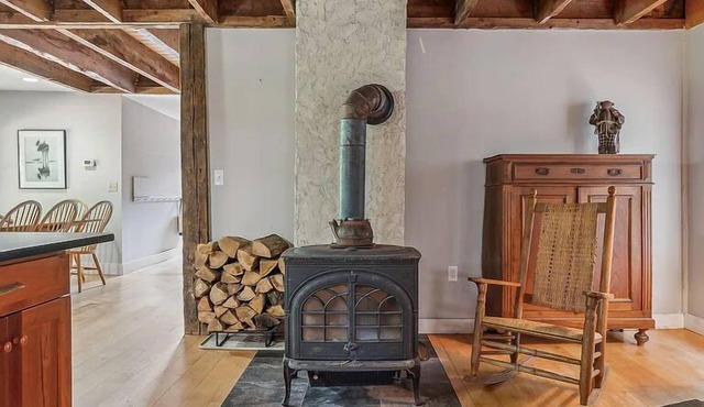 The Greenwood Cabin nA cozy 3 bedroom retreat with sauna and hot tub!