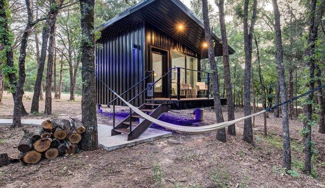 The Hawk’s Nest |Peaceful Tiny Cabin w/Pickleball