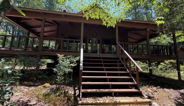 The Hootin Place a cozy 2-bedroom cabin located on the Nottley River