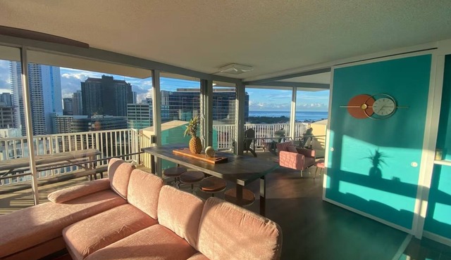 The Jetsons Sunset Penthouse - Iconic Birds Nest - Urban Retreat Honolulu