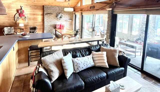 “The Lake house” Private BEACH; SLEEPS 16!