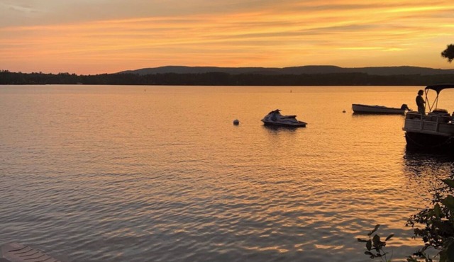 The perfect 3 bedroom lakeside camp on Great Pond!