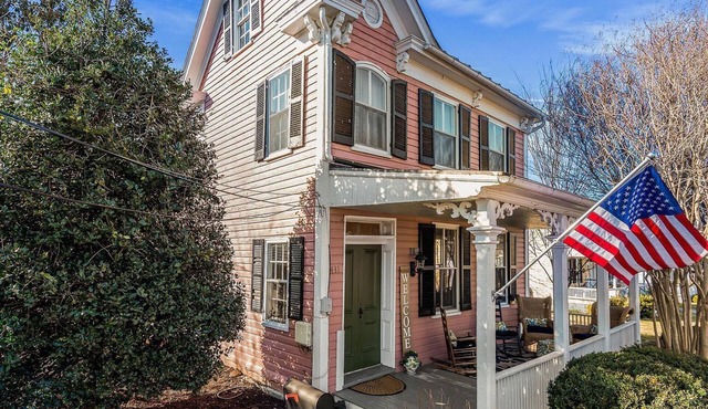 The PINK PEARL in Historic Leesburg