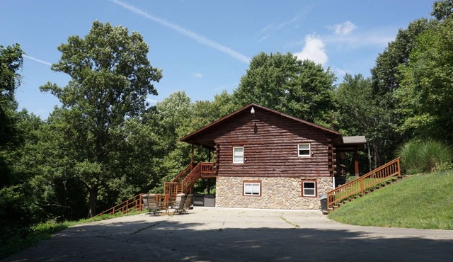 The Premier Destination in New Philadelphia - Deerwood Cabin - 5 Bedrooms