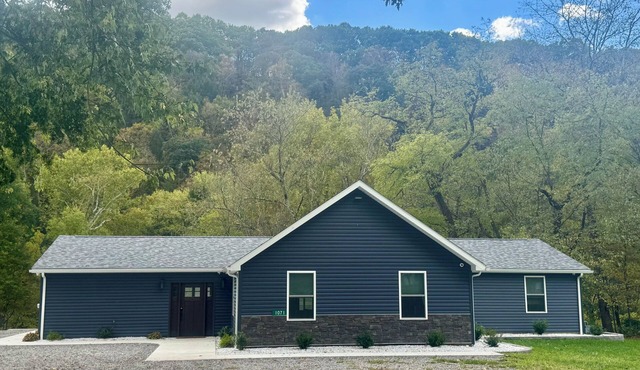 The Rosebarn @ Copper Hollow, Spacious 5-bedroom house in lovely Ellwood City