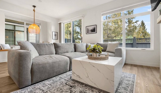 The Silver Fox | Private Hot Tub | Walk to Beach