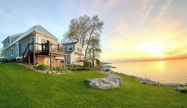 The Sunset Cottage - Lakefront with Private Beach