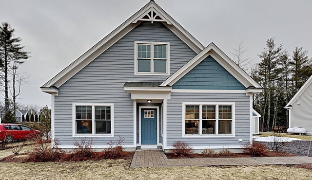 This sunny cottage close to beaches is perfect for your vacation.