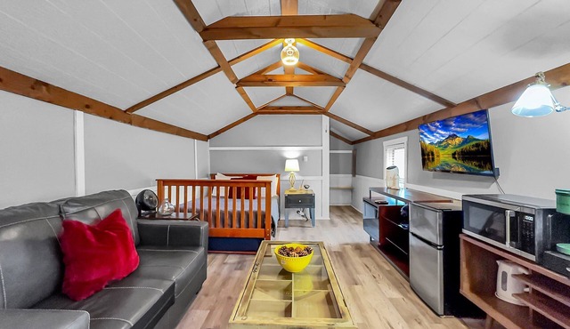 Timberline Lodge - Ski Wing - Charming chalet in downtown Ellicottville