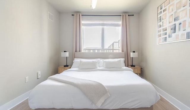 Top-Floor Luxury Retreat, King Bed, Full Kitchen, Private Balcony