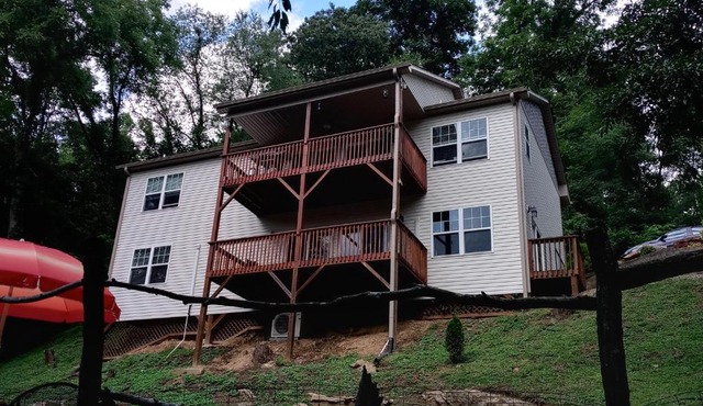 Tranquil Creekside Mountain View Getaway