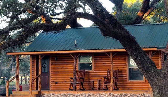 Tranquility Cabin Surrounded By Live Oak Trees With A Fabulous Private Hot Tub!