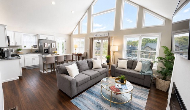 Treasure Lake Home, hot tub, partial Lake view and walking distance to beach