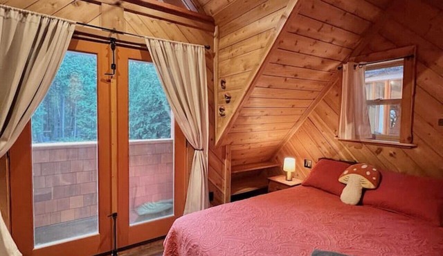 Treehouse for 10 with Expansive Outdoor Living Space