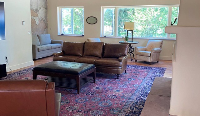 Tremendous 2-bedroom apartment overlooking the Historic Plaza