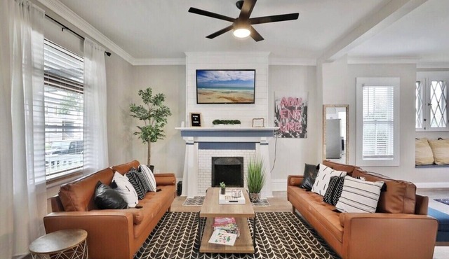 ★ Trendy Spot Newly Remodeled in the <3 of it all!