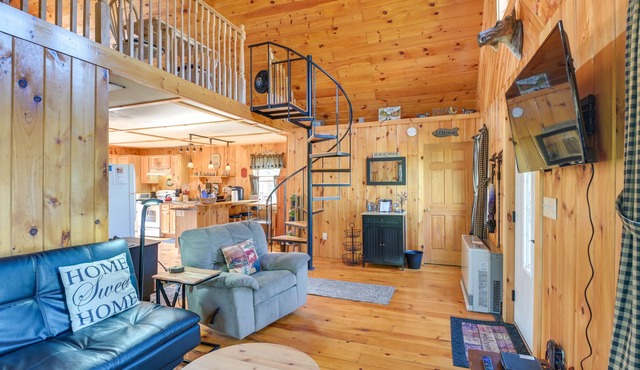 Trenton Chalet - 7 Miles to Acadia National Park!