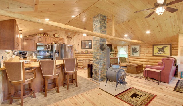 Trout Ponds & Sauna: Unique Log Cabin in Freedom