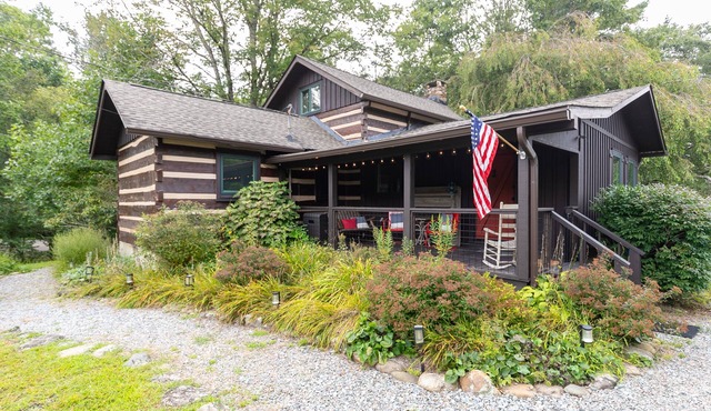 Tucked Away - updated cabin 1/3 mile from Blue Ridge Parkway