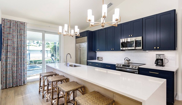 Tuscan Vacation Rental. Stylish 3-Bedroom Getaway Near Vanderbilt Beach Enjoy a Private Pool, Spacious Layout, and Modern Comforts Perfect for Families, Groups, and Pet-Friendly Stays