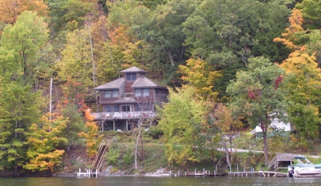 Two bedroom home on Northwest shore of Beautiful Lake St. Catherine with kayaks