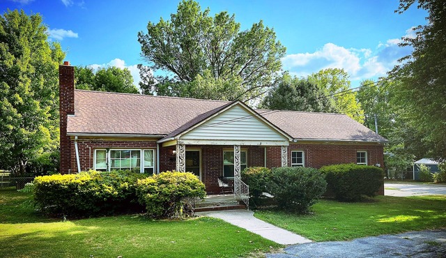 University campus vacation home - with massage chair and game room!