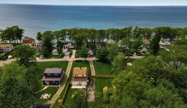 Updated 3 bedroom Lake Erie cottage steps from the water