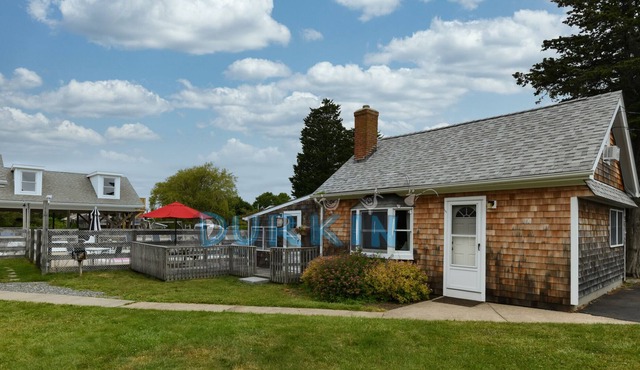 Updated Cottage, Pool Access, Close to Beach, Playground