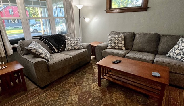Updated historic home. Quiet Neighborhood, 20 Mins to Niagara Falls and Buffalo.
