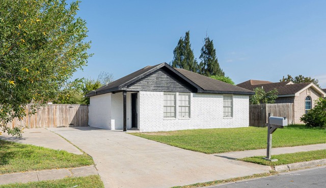 Updated modern 3bedroom 1king 2 queen 1restroom