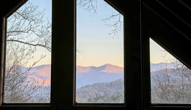 Upscale cabin w/mountain views, hot tub, minutes to Lake Chatuge
