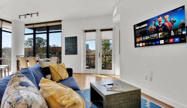 Uptown Dallas 3BR | Rooftop, Pool, Gym & Parking