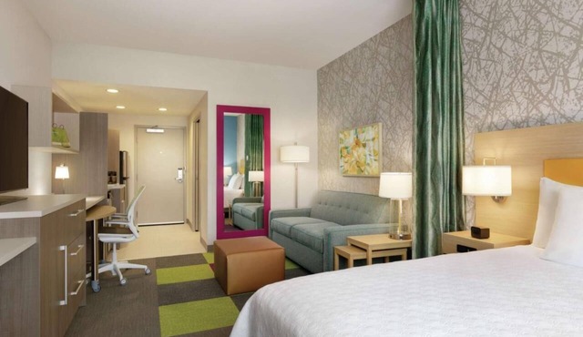 Urban Oasis! FREE Breakfast and Parking, Pets Allowed, Onsite Pool!