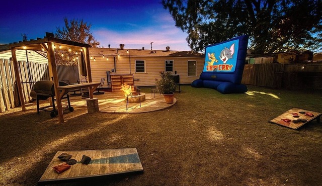 Very cute 3 bedroom house, BBQ, fire pit, outdoor movie, pizza oven, gated
