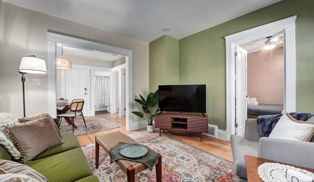 Vibrant 2BR Larchmere Classic Apt ~ Near Cleveland Clinic & Case Western