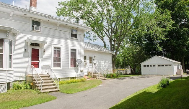 Village House, Sleeps 16, Free Parking, Walk to town, Mid-coast hub