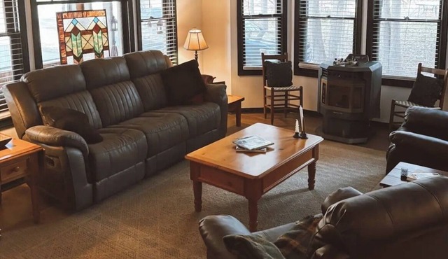 Vintage 4-bedroom house with WiFi in Schroon Lake