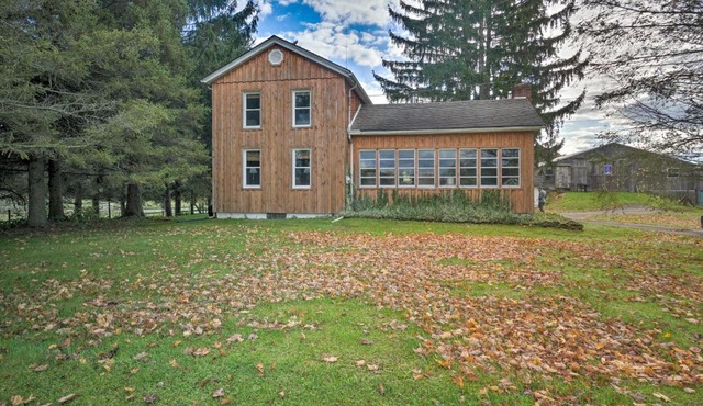 Vintage Farmhouse ~ 2 1/2 Mi to Mount Pleasant Ski